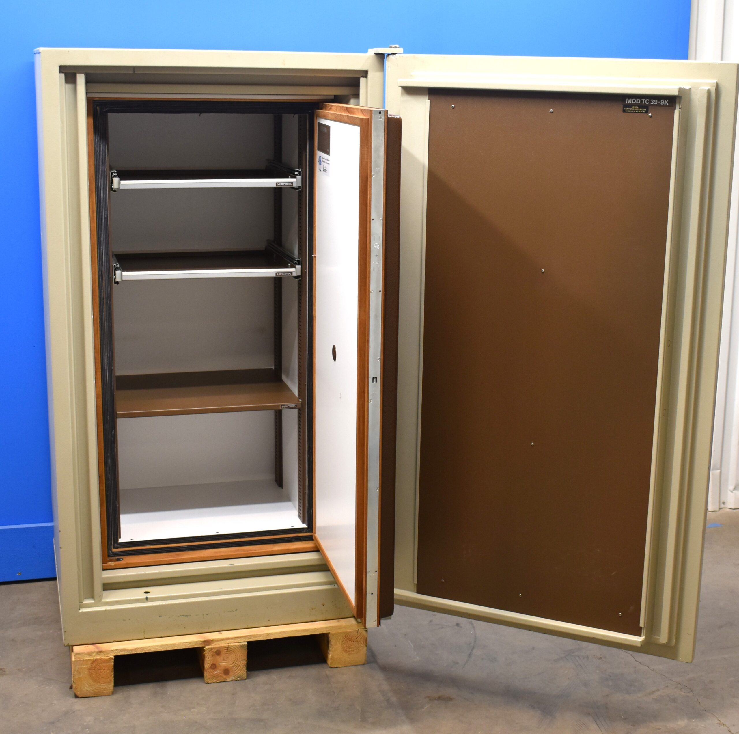 Begagnat Datamediaskåp Hadak TC39 med öppen dörr 1