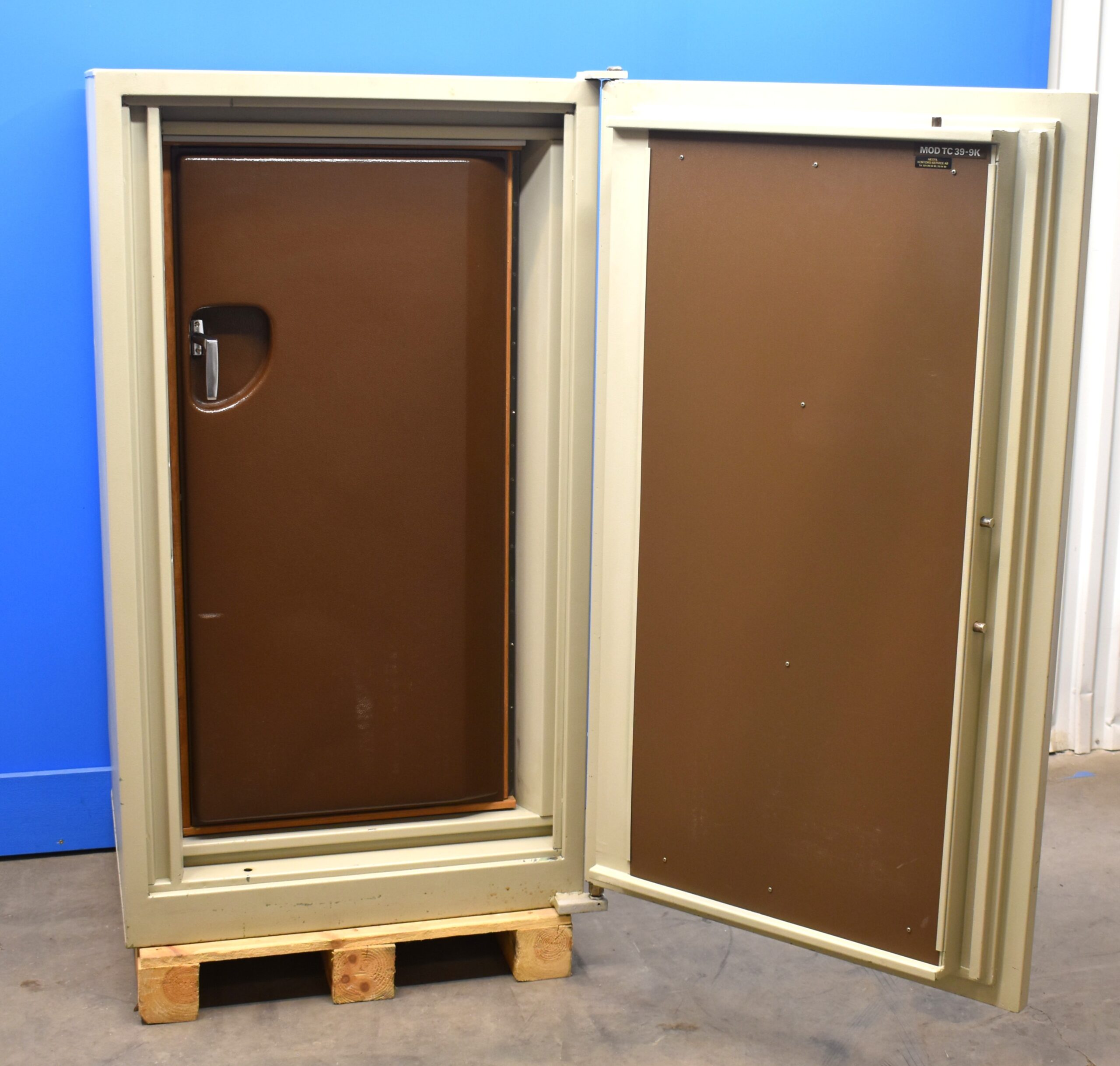 Begagnat Datamediaskåp Hadak TC39 med öppen dörr 2