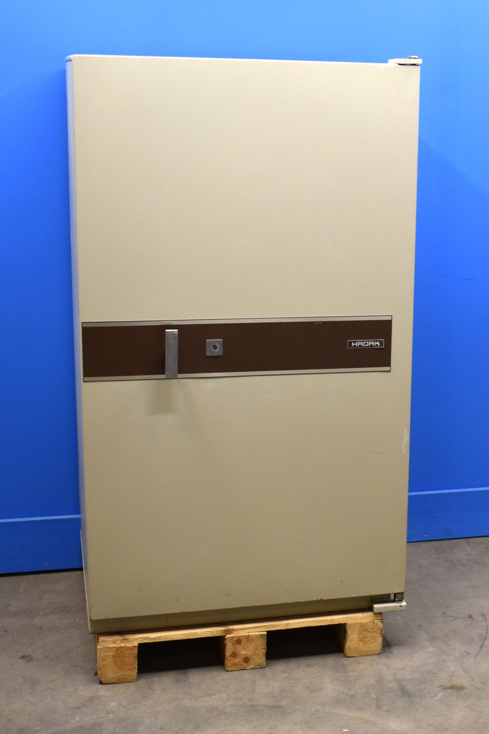 Begagnat Datamediaskåp Hadak TC39 med stängd dörr