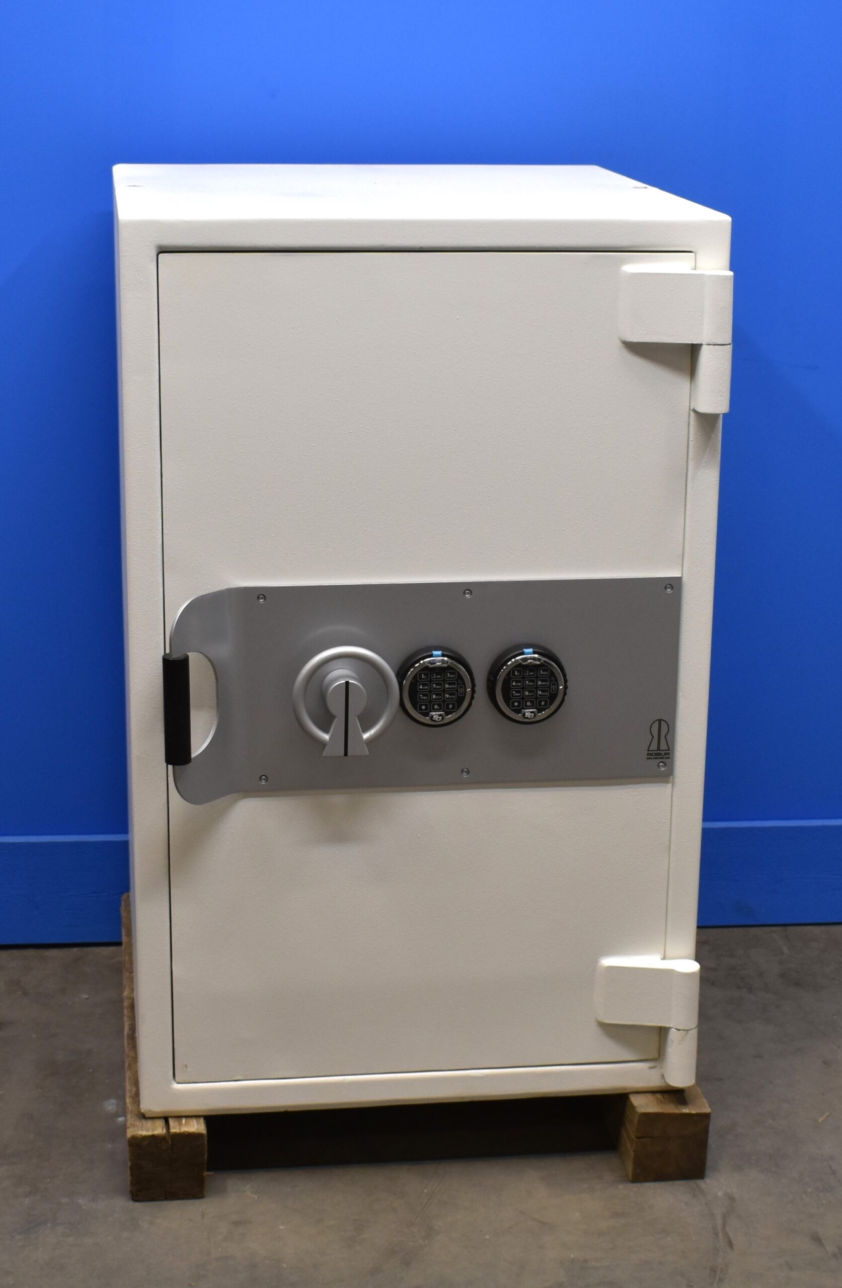 Begagnat Värdeskåp Robur Grade 4 med stängd dörr