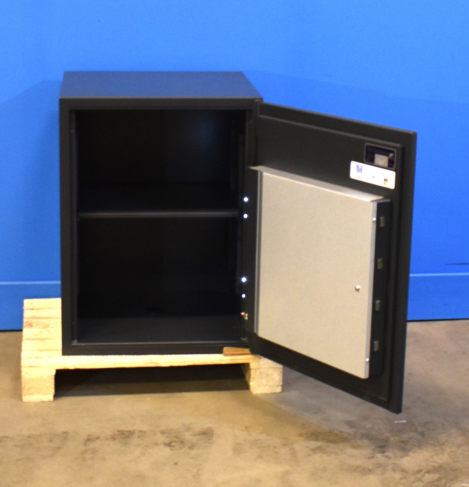 Begagnat värdeskåp Chubb Grade 1 med nytt elkodlås med öppen dörr 1