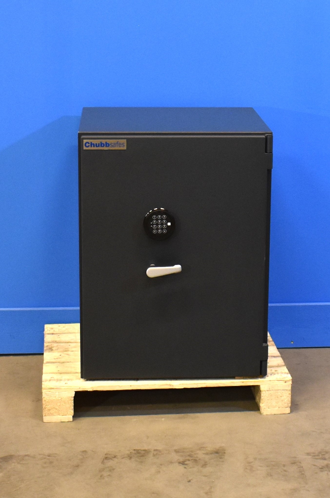 Begagnat värdeskåp Chubb Grade 1 med nytt elkodlås med stängd dörr