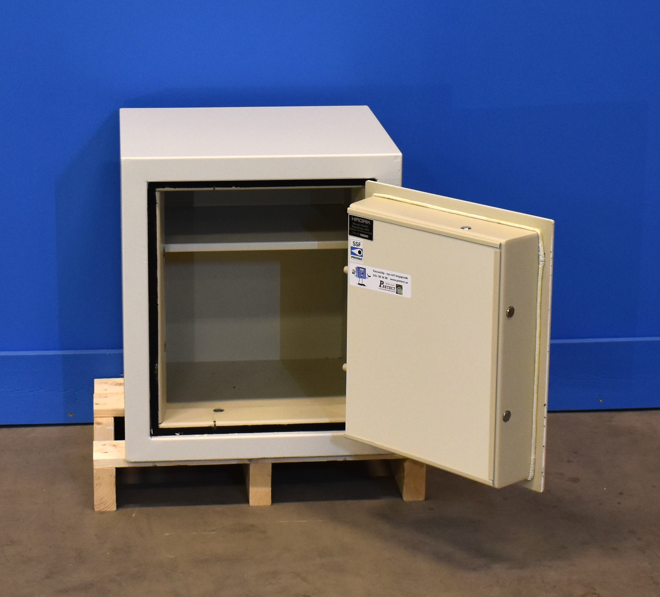 Begagnat kassaskåp Hadak 90000 med öppen dörr 1