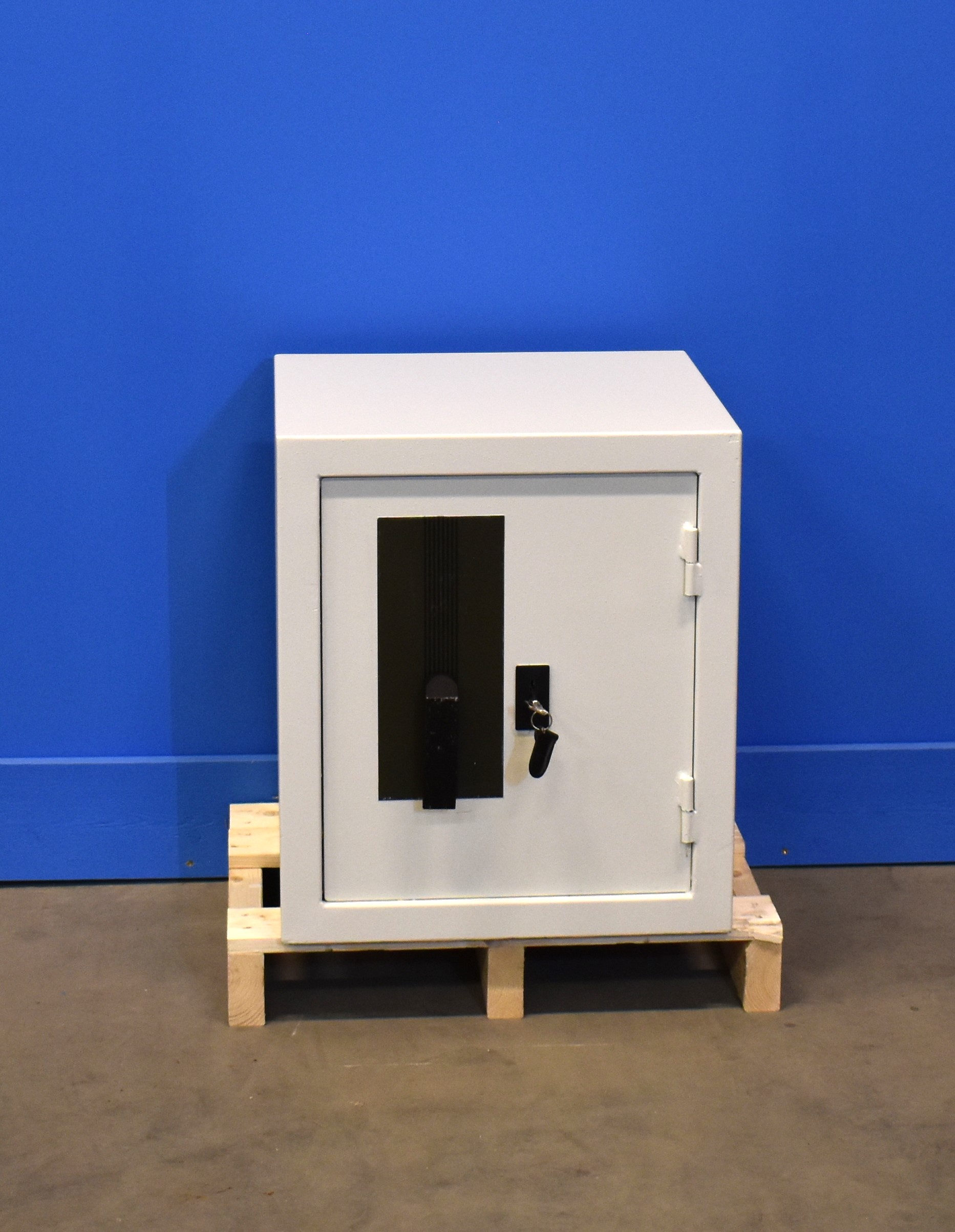 Begagnat kassaskåp Hadak 90000 med stängd dörr