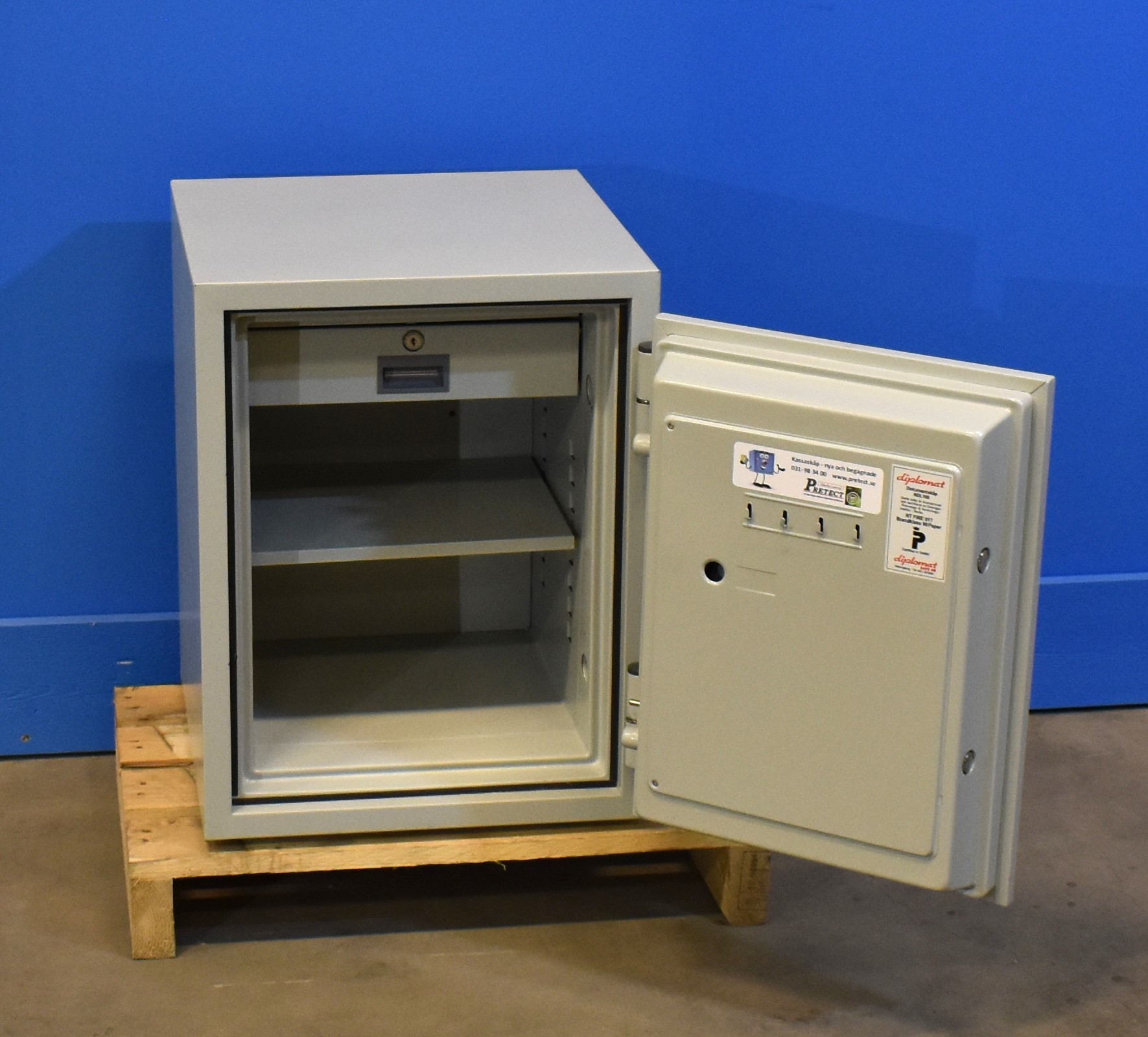 Begagnat Dokumentskåp RDL 160 med Elkodlås med öppen dörr 1