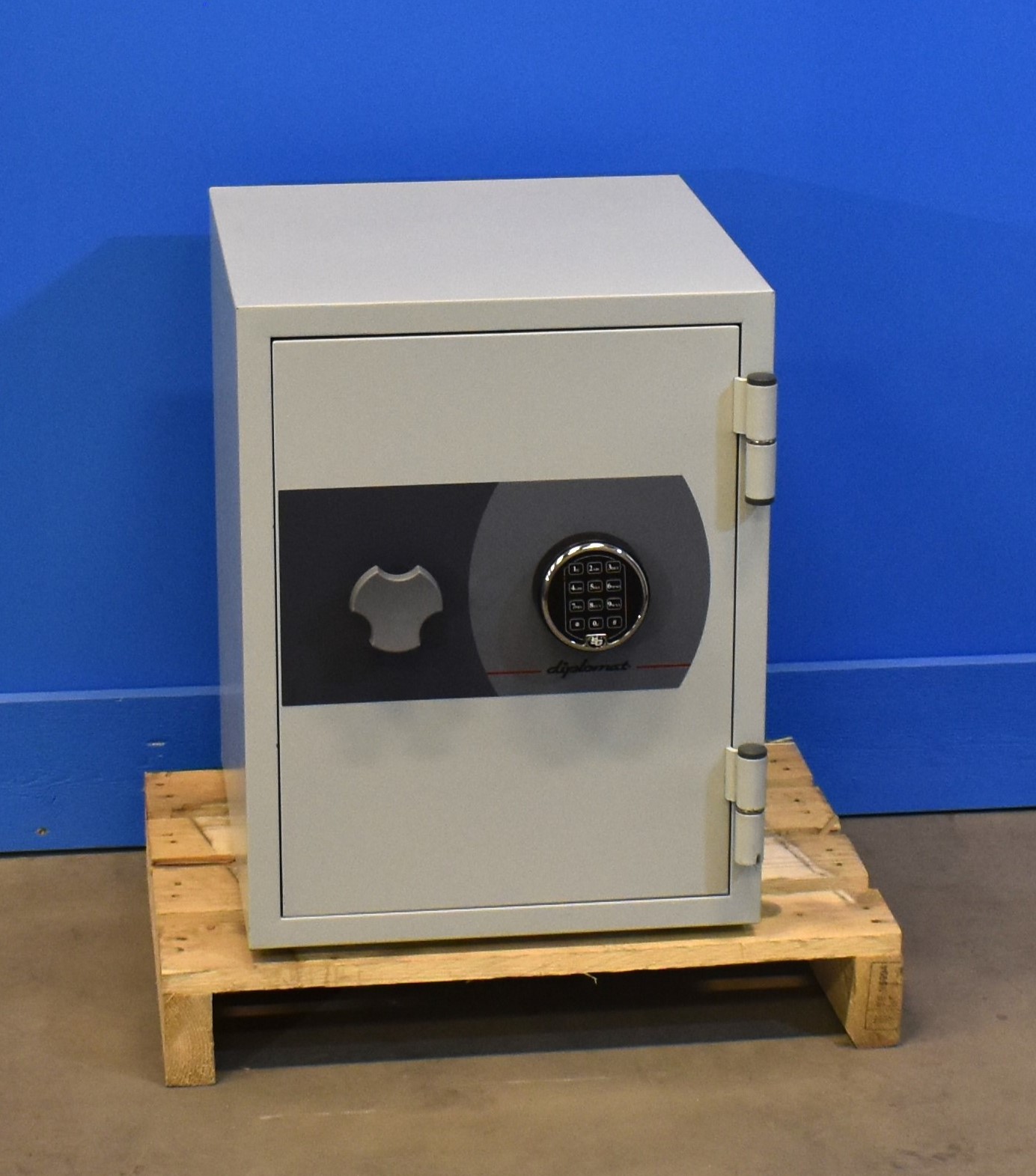 Begagnat Dokumentskåp RDL 160 med Elkodlås med stängd dörr